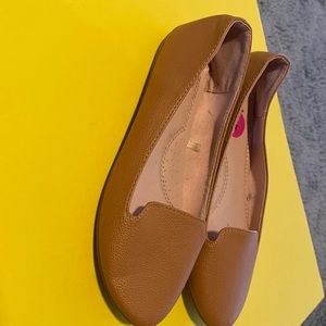 Cute spring flat in saddle brown/ Tan SZ big girls 4